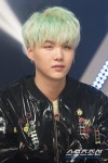 [포토] 방탄소년단 슈가, 민트색 헤어와 양귀에 귀걸이~