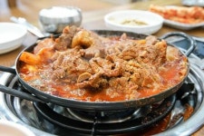 해물과 갈비찜이 푸짐하게 꽉 찬 돼지갈비찜전문점 더통큰집