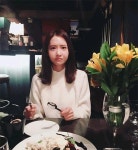 찡그려도 예뻐…윤아, 먹방 1초 전 깜찍샷