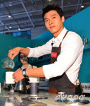 [포토] 현빈 제 커피 맛 보실래요?