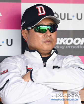 [포토] 김태형, 1위팀 감독의 여유!