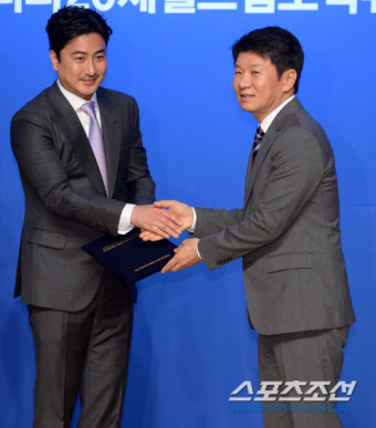[포토] 안정환, 홍보대사 위촉장 받으며 밝은 미소!