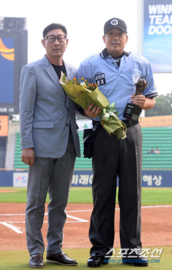 [포토] 1,500경기 출장 기념트로피 받는 이민호 심판