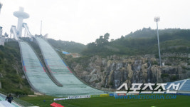 [현장스케치]스키점프대 축구 강원, 가능성과 아쉬움