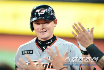 [포토] 이성열 '도망가는 홈런에 미소가 저절로'