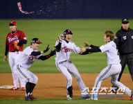 [포토] 김용의 끝내기, 달려드는 오지환!