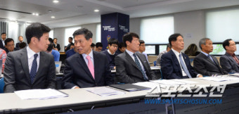 [포토] 정몽규 위원장과 대화 나누는 곽영진 부위원장