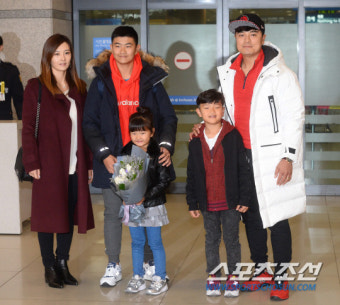 [포토] 가족들과 단란하게 귀국한 추신수