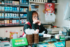 특수요원 강예원, 왕눈이 안경+뽀글머리…댓글알바女 변신