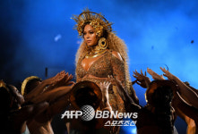 [그래미어워드] 아델, 비욘세 제치고 