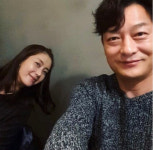 초콜릿 선물…송윤아X조성하, 훈훈한 만남