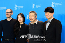 [SC현장]홍상수·김민희 베를린 영화제 동반 참석 '다정X미소X여유'