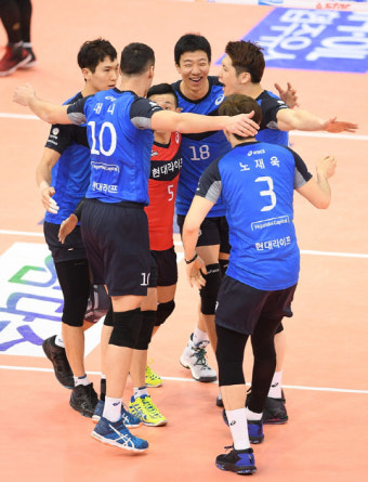 '대한항공 나와' 현대캐피탈, 한국전력 꺾고 2연속 챔프전 진출