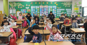 전북 신입생김민재, 전주 초등학교 신입생들에게 자 선물