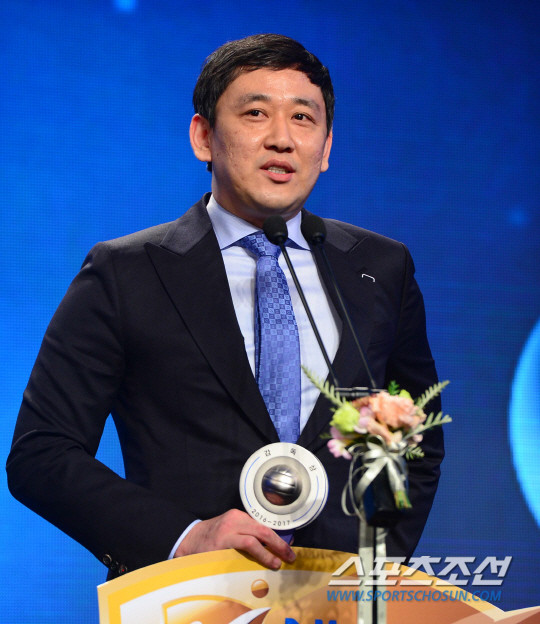 도드람 V리그, 현대캐피탈 필립 블랑-흥국생명 아본단자, 남자부 감독상 수상