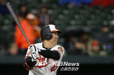 통산 100호 안타 김현수, 끝내기 승리까지 겹경사