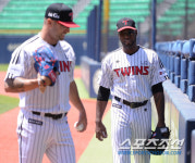 [포토] LG 소사 든든한 허프의 합류