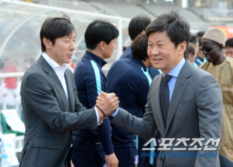 [포토] 신태용 감독, 정몽규 회장과 악수