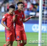 [포토] 백승호-이숭우, 우리가 왜 이렇게 잘하는지 나도 몰라~