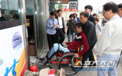 건축사사무소상명주 | [현장스케치]'장벽없는' 평창, 당신가게 문턱은 몇cm입니까