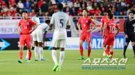 [포토] 잉글랜드에 패배한 한국, 조 2위로 16강행
