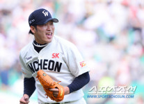 [포토] 김주한 만루 위기 넘기며 승리 지켜낸다