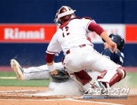 [포토] 에반스 태그아웃 시키는 주효상