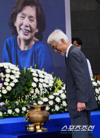 [포토] 오현경 '故윤소정 떠나보내며'