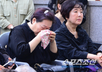 [포토] 양희경 '故윤소정 떠나보내며 아쉬운 눈물'