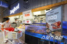 롯데마트 서초점 오픈 한달만에 방문고객 25만명…그로서란트 마켓 실험 성공적