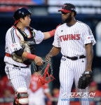 [포토] 소사-유강남, 서로를 믿기에~