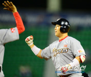 [포토] 이성우 9회 2타점 적시타에 주먹 불끈