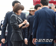 [포토] 하지원, '팬의 요청으로 야구공에 사인'