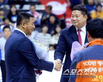 [포토] 추일승 감독 '현주엽 감독 데뷔 축하하네!'