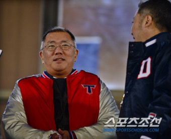 [포토] KS 5차전 찾은 정의선 현대자동차 부회장과 박정원 두산그룹