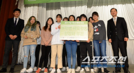 [포토] 여학생 체육활동 활성화 상 받는 인천간재울초등학교 피구부