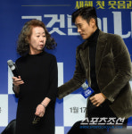 [포토] 윤여정 큰아들 이병헌의 케어 받으며