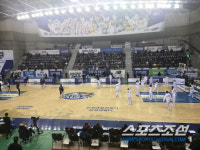 용인 女프로농구 정전, 코트내 조명 밝혀...경기 5분 지연예정(2보)