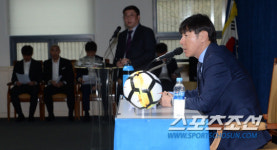 [포토] 신태용 감독, 3월 유럽원정 2연전 명단발표