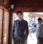 찬란한 훈남…이종석, 사의찬미 촬영장 밝힌 수트핏