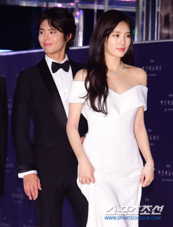 [포토] 수지, '박보검 에스코트 받으며~'