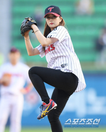 [포토] 윤보미 시구, 트윈스를 구하러 왔다!