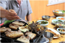 제주감귤껍질로 초벌구이 해 담백한 맛의 제주도흑돼지