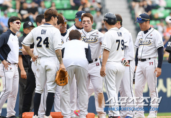 [포토] 국해성 '주루 도중 다리 부상' | 포토뉴스