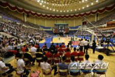 [포토] 남북 통일농구 체육관을 가득 메운 북한 주민