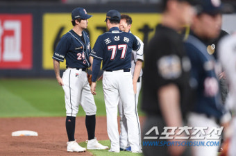 [포토] 오재원 '햄스트링 부상 의심! 자진 교체'