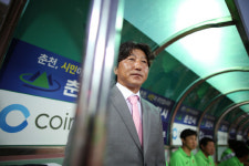 힘겹게 비긴 강원 송경섭 감독 골 넣고 바로 실점 장면에 화가 난다