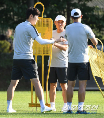 [포토] 김학범 감독 '훈련 준비도 철처히'