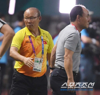 [AG포토] 박항서 감독 축하 받는 김학범 감독