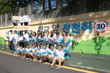 벤츠 사회공헌위원회, 부산서 안심학교 담벼락 벽화 그리기 봉사